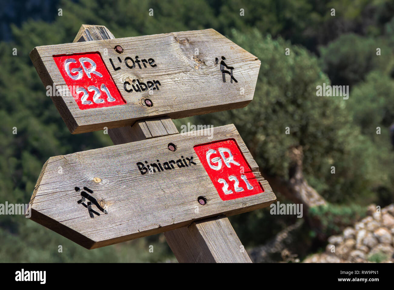 Poteaux de signalisation indiquant le temps et les distances. Itinéraire de randonnée GR221. Mallorca. Espagne Banque D'Images