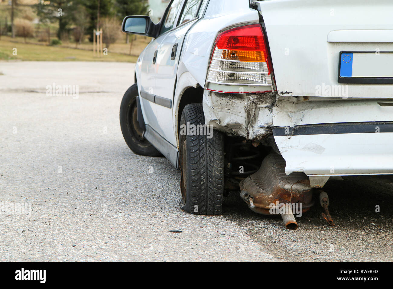 La voiture détruit lors de l'accident de la circulation s'en tient la route et est abandonné. Banque D'Images