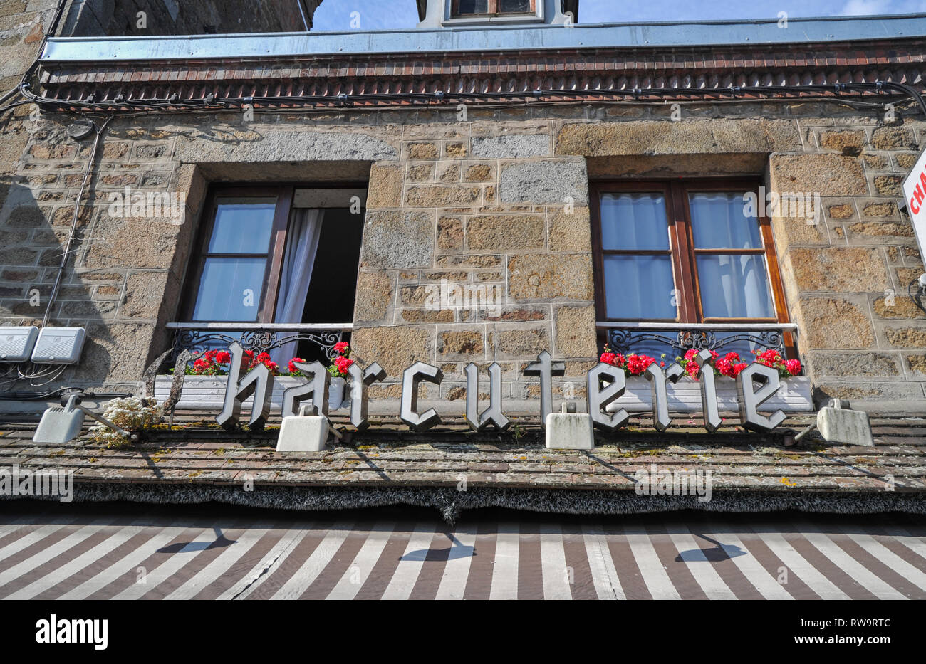 Charcuterie affiche à l'extérieur d'une boutique française dans une petite ville Banque D'Images