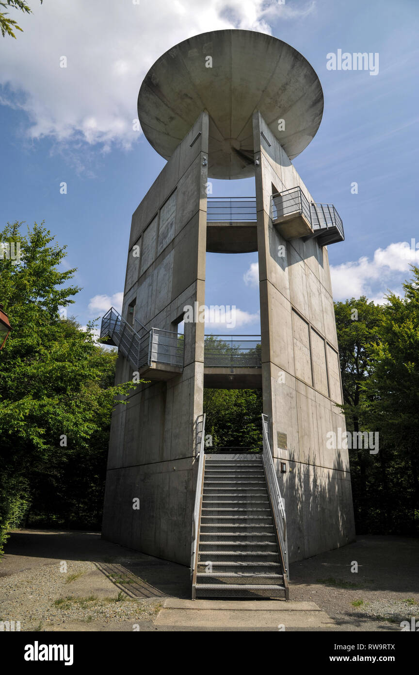 Belvédère des Avaloirs, sur le mont Avaloirs, tour d'observation en béton brutaliste dans la forêt régionale Normandie-Maine Banque D'Images