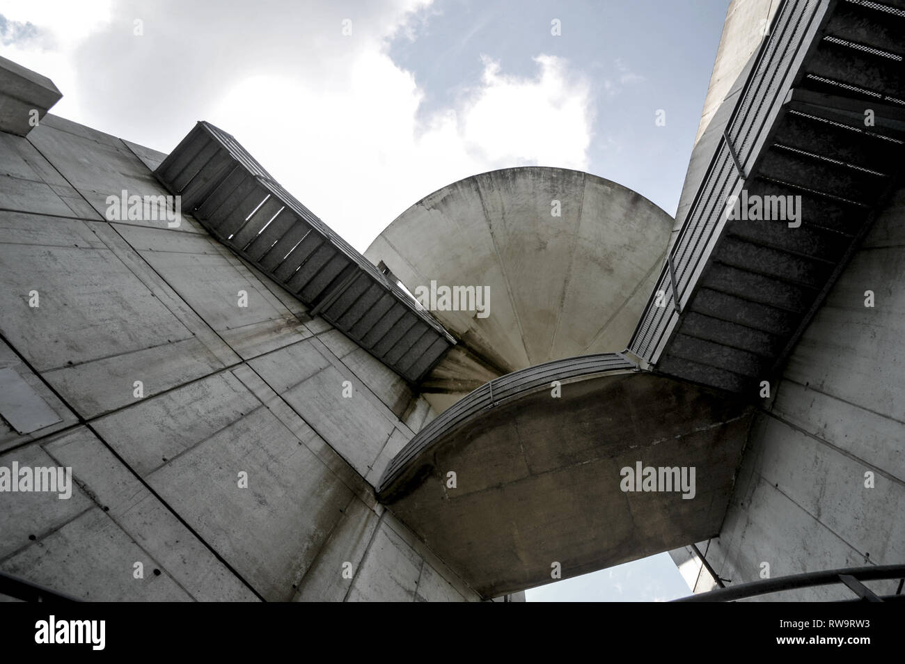 Belvédère des Avaloirs, sur le mont Avaloirs, tour d'observation en béton brutaliste dans la forêt régionale Normandie-Maine Banque D'Images