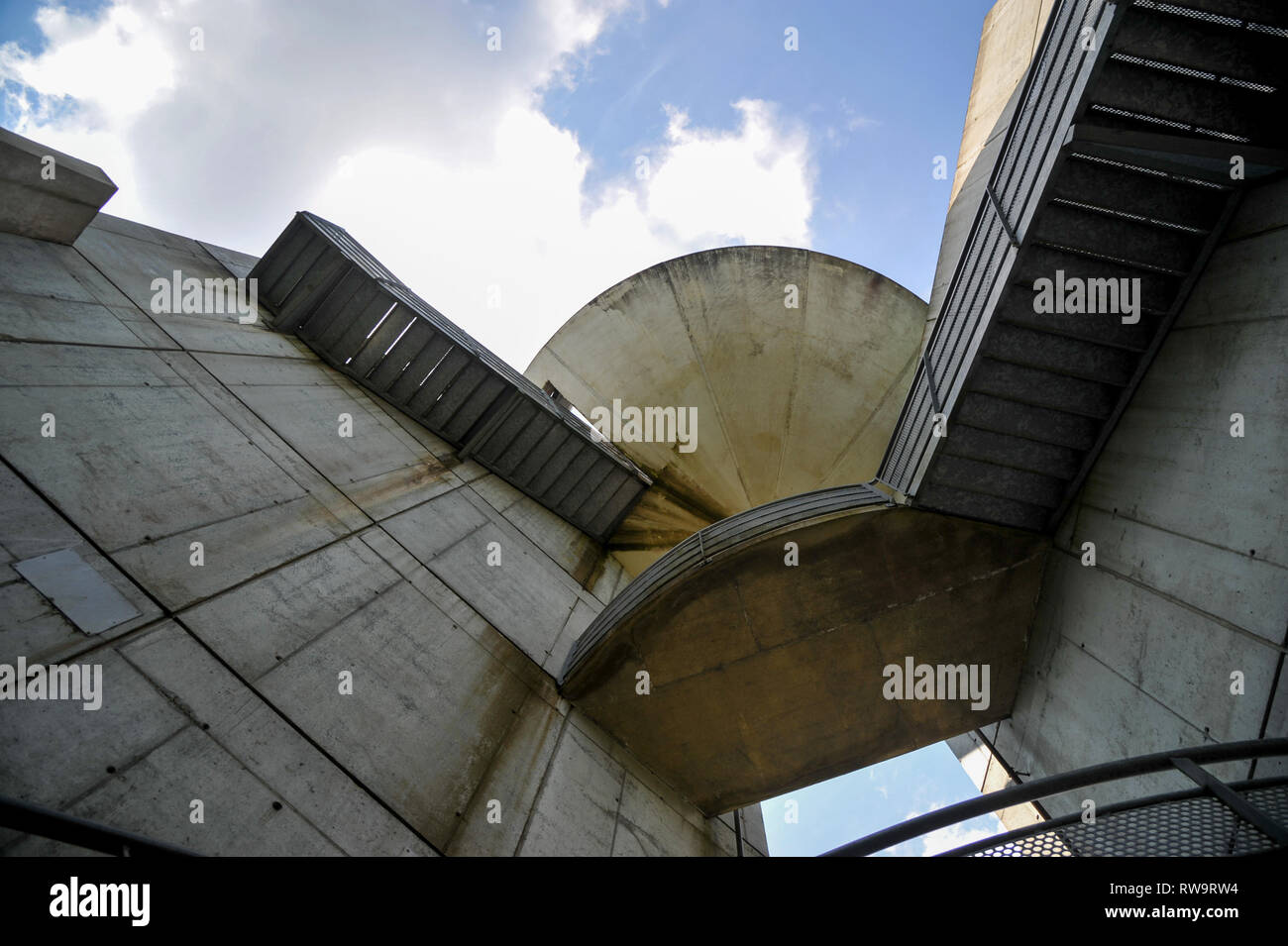 Belvédère des Avaloirs, sur le mont Avaloirs, tour d'observation en béton brutaliste dans la forêt régionale Normandie-Maine Banque D'Images