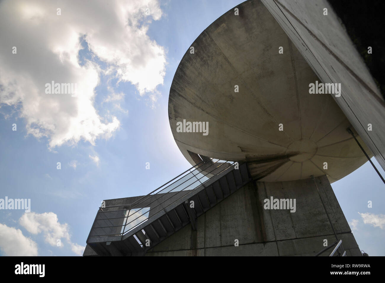 Belvédère des Avaloirs, sur le mont Avaloirs, tour d'observation en béton brutaliste dans la forêt régionale Normandie-Maine Banque D'Images
