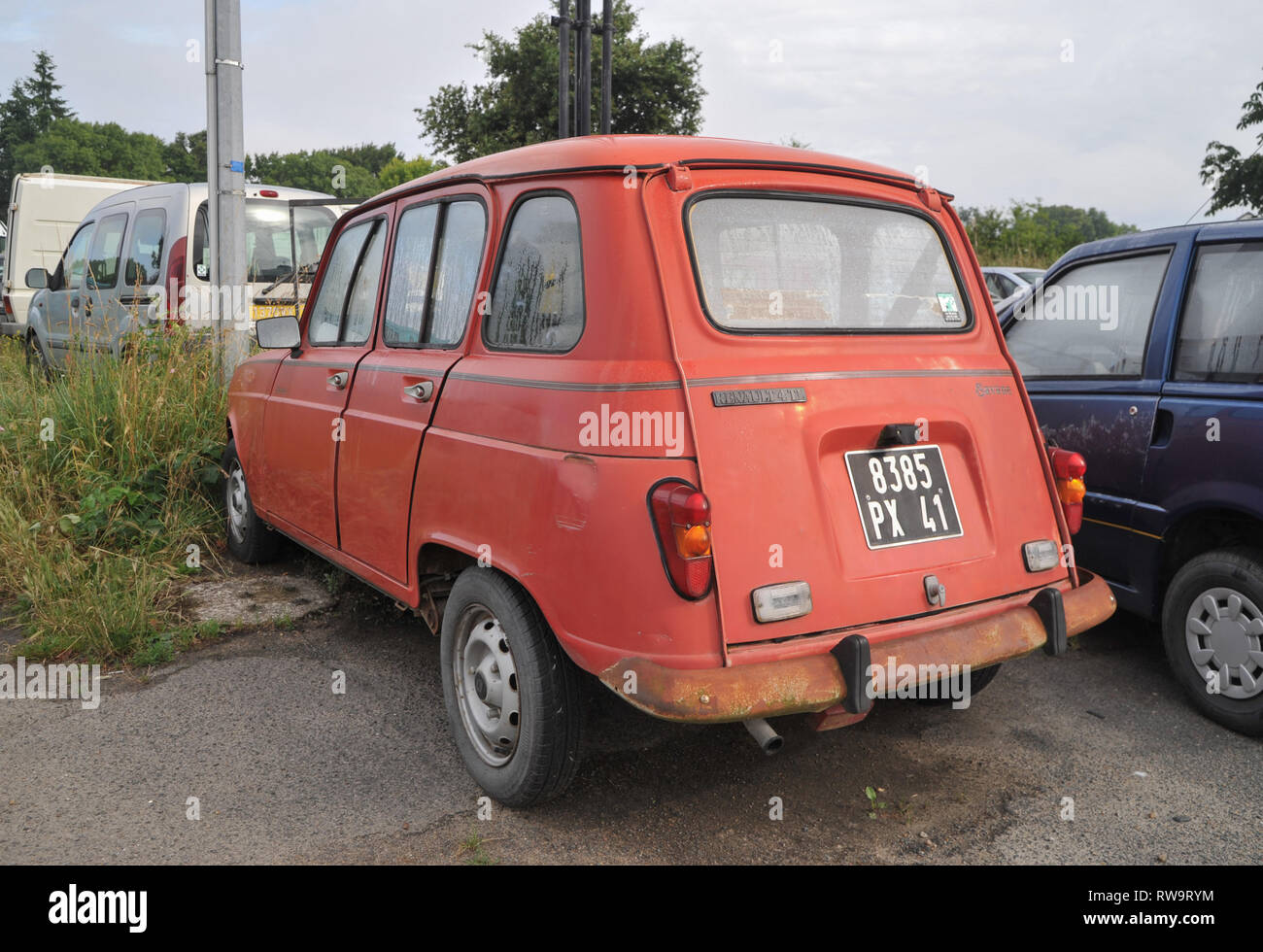 Vieilles voitures laisser dans une cour en France Banque D'Images