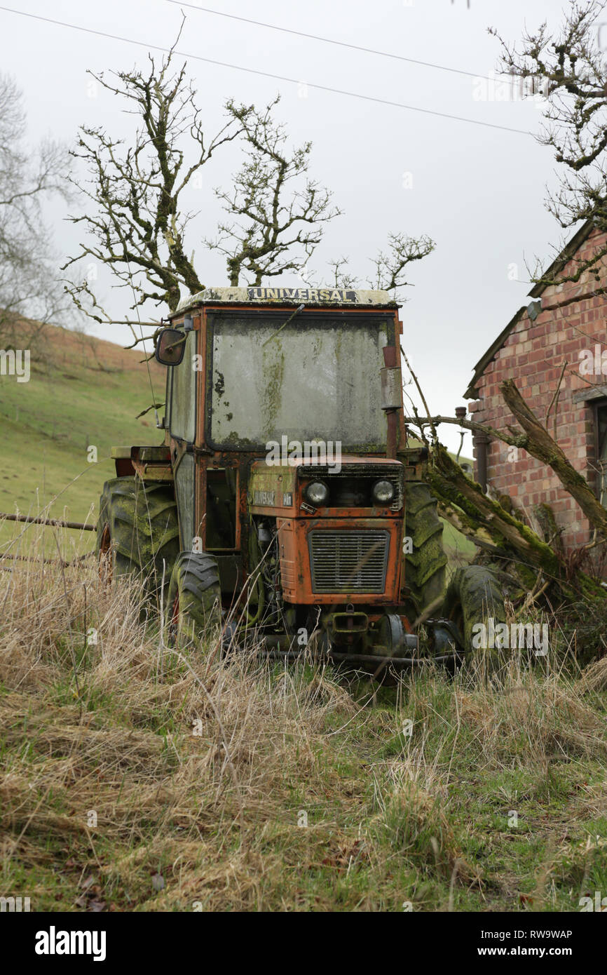Négligé et non utilisés 640 universelle DT tracteur sur une ferme dans le Shropshire, England, UK. Banque D'Images