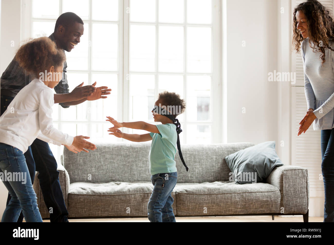 Mixed Race family ont plaisir à jouer à la maison de jeux Banque D'Images