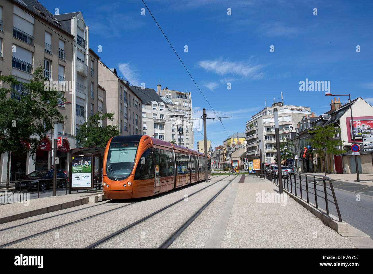 Le Mans (nord-ouest de la France) : façades de bâtiments et du tramway dans la rue ' rue Maillets , dans le district de maillets Villaret Banque D'Images