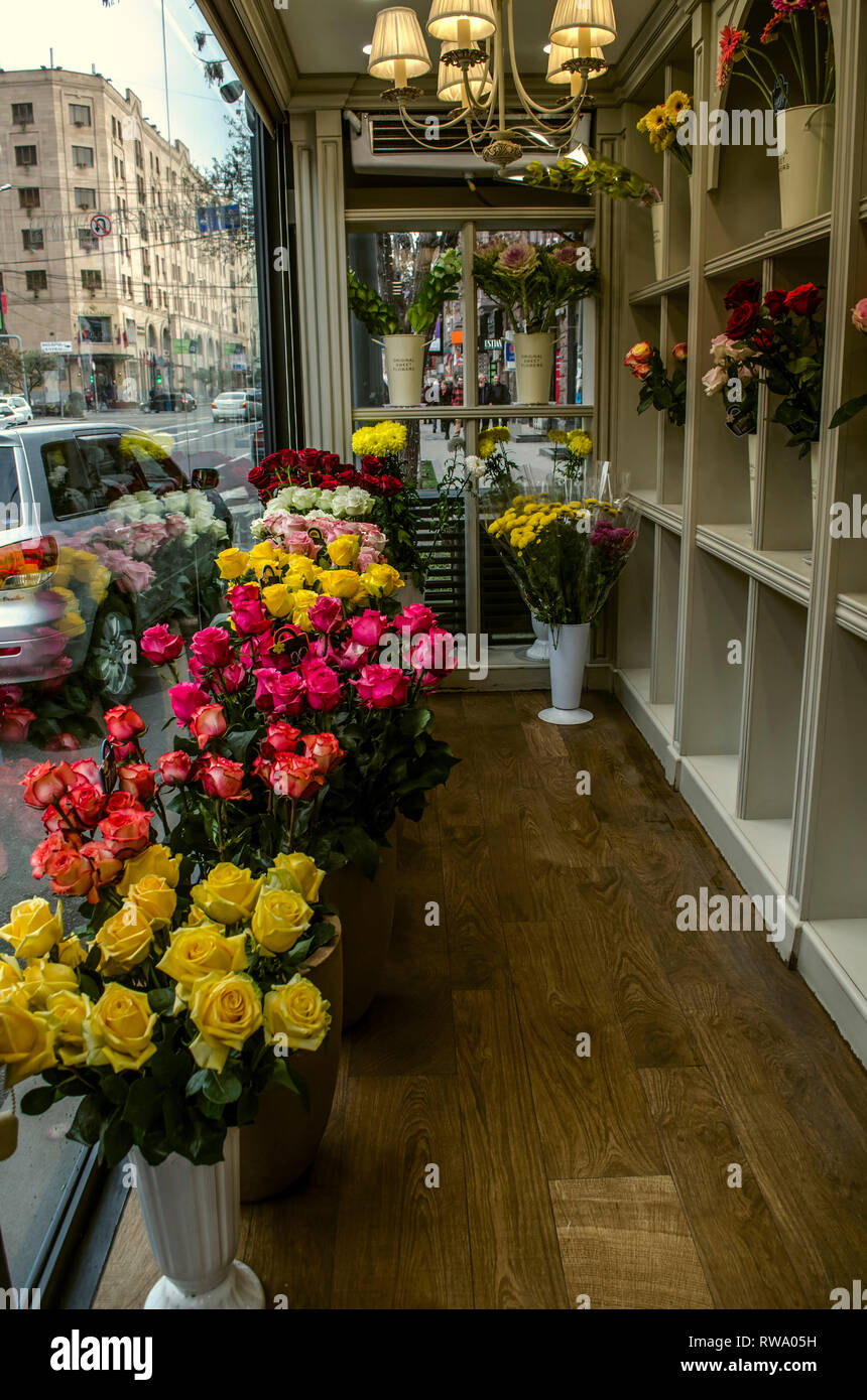 Ville Petite Boutique Avec De Beaux Bouquets De Roses