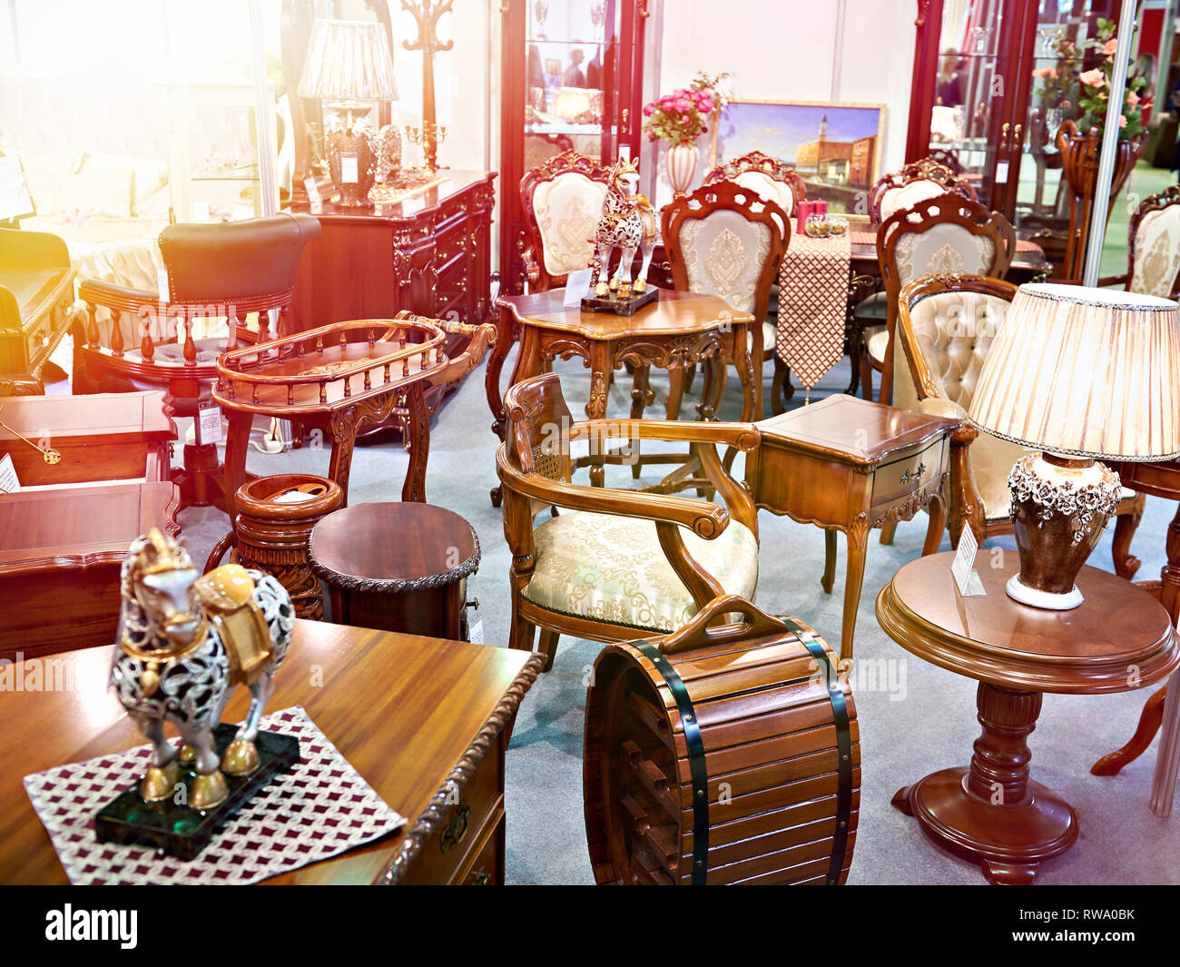 Magasin de meubles anciens en bois avec des marchandises Banque D'Images