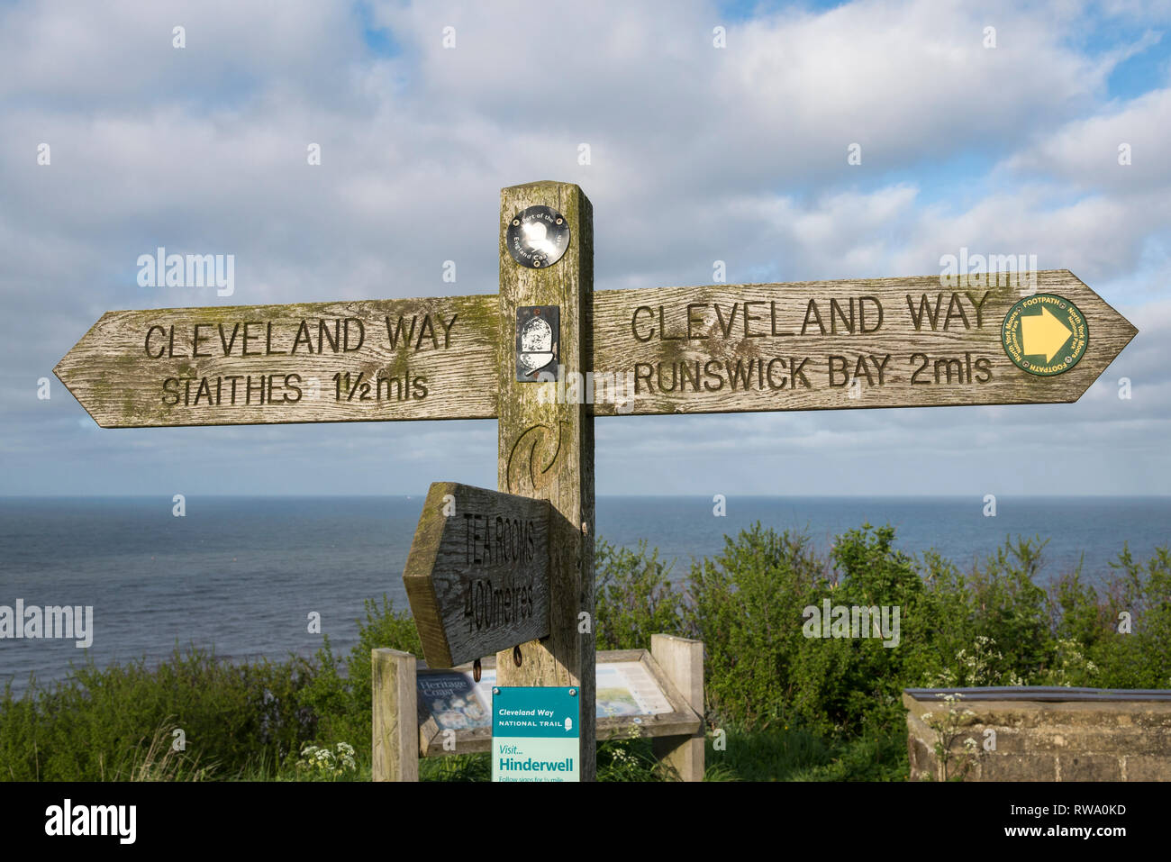 Littoral à Port Mulgrave sur le Cleveland Way, North Yorkshire, Angleterre. Banque D'Images