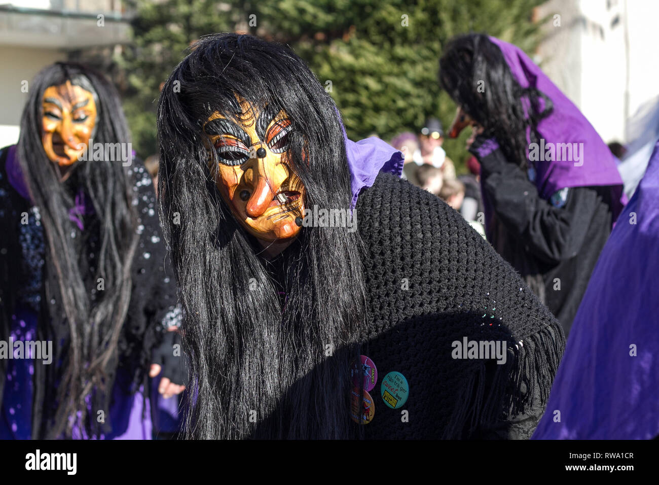 Bunter Festumzug zur schwäbisch-alemannischen Fasnet dans Schwaben l Holzmasken Kostümen und mit Banque D'Images