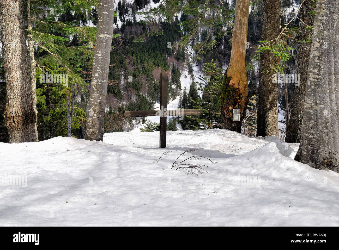 Plockenpass, Autriche. La vallée de la colère en cours d'hiver. Au cours de la PREMIÈRE GUERRE MONDIALE dans la vallée il y a la zone autrichienne derrière le front, et beaucoup de petits cimetières de guerre.Les cimetières sont toujours visibles. Dans l'image le petit cimetière de la Vysočina Infanterie Reggimentes n°21 qui se sont battus sur la montagne.Le Pal Kleiner tombes sont couvertes de neige, vous pouvez seulement voir la grande croix en bois. Banque D'Images