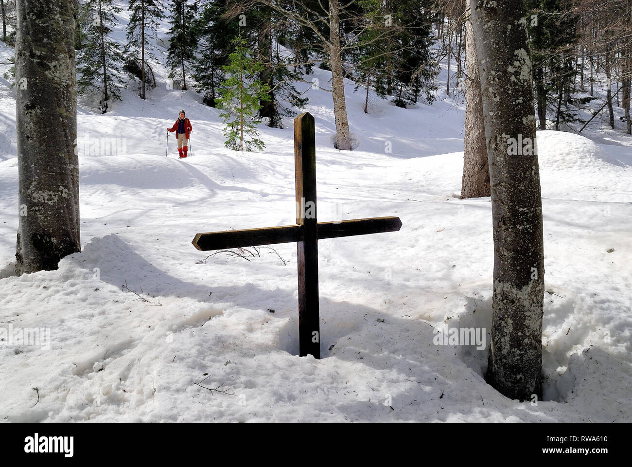 Plockenpass, Autriche. La vallée de la colère en cours d'hiver. Au cours de la PREMIÈRE GUERRE MONDIALE dans la vallée il y a la zone autrichienne derrière le front, et beaucoup de petits cimetières de guerre.Les cimetières sont toujours visibles. Dans l'image le petit cimetière de la Vysočina Infanterie Reggimentes n°21 qui se sont battus sur la montagne.Le Pal Kleiner tombes sont couvertes de neige, vous pouvez seulement voir la grande croix en bois. Banque D'Images