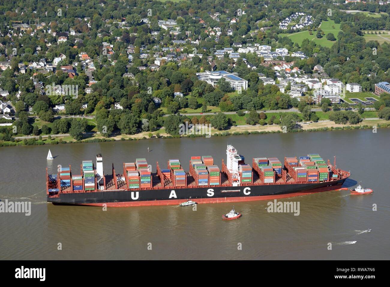 Vue aérienne, chargé container ship UASC Al Nefud, sur l'Elbe en face du Tribunal du droit de la mer Banque D'Images