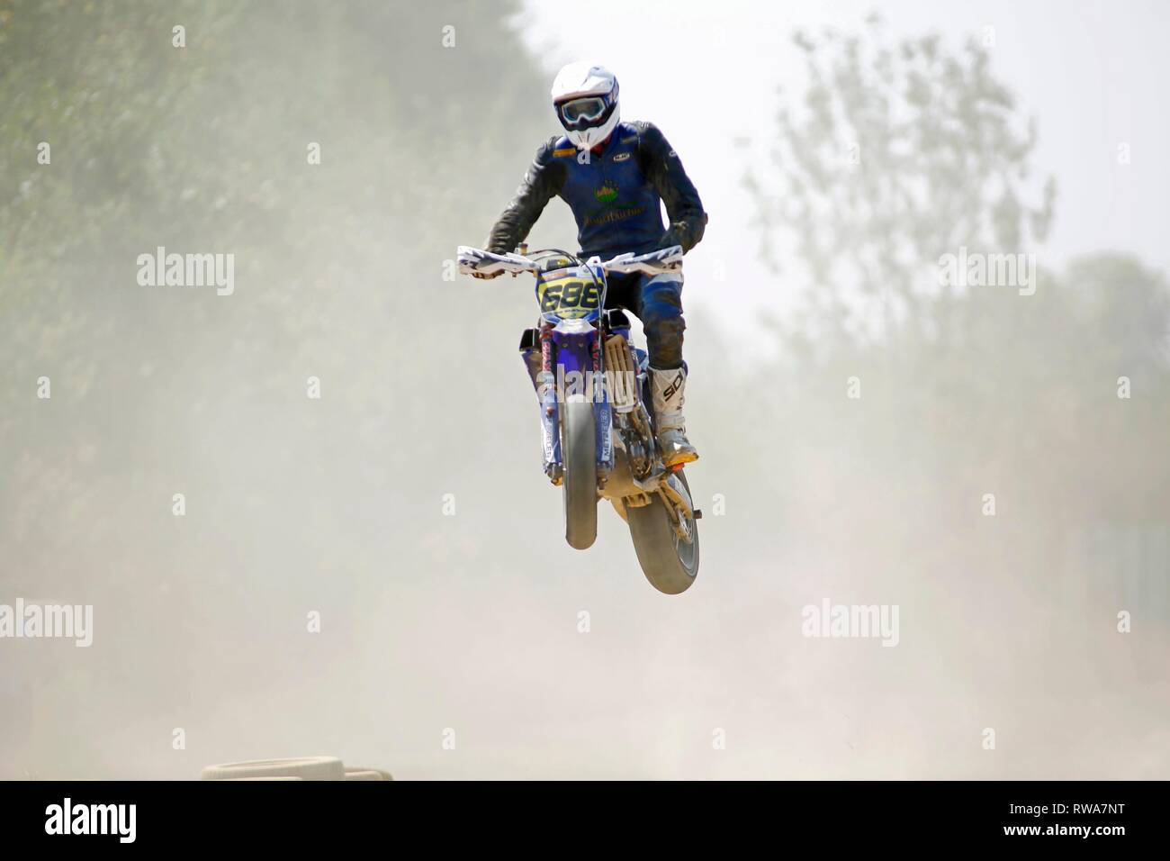 Dans l'air, moto course de moto avec des obstacles, République Tchèque Banque D'Images