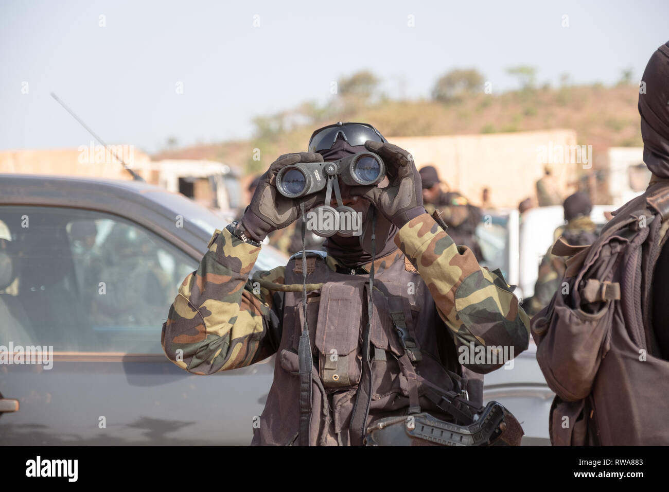Un membre d'élite du Cameroun Bataillon d'intervention rapide (BIR) se prépare à effectuer un exercice de contre-terrorisme près de Bobo-Dioulasso raid dans le cadre de la Banque D'Images