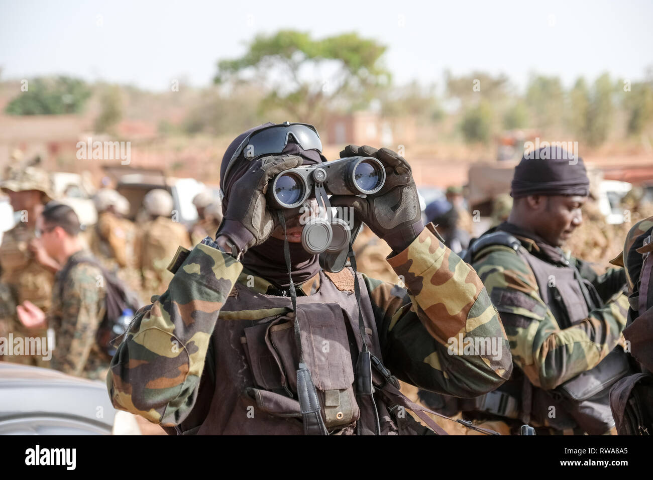 Un membre d'élite du Cameroun Bataillon d'intervention rapide (BIR) se prépare à effectuer un exercice de contre-terrorisme près de Bobo-Dioulasso raid dans le cadre de la Banque D'Images