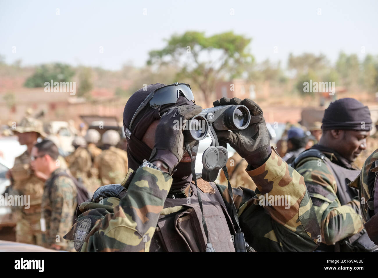 Un membre d'élite du Cameroun Bataillon d'intervention rapide (BIR) se prépare à effectuer un exercice de contre-terrorisme près de Bobo-Dioulasso raid dans le cadre de la Banque D'Images