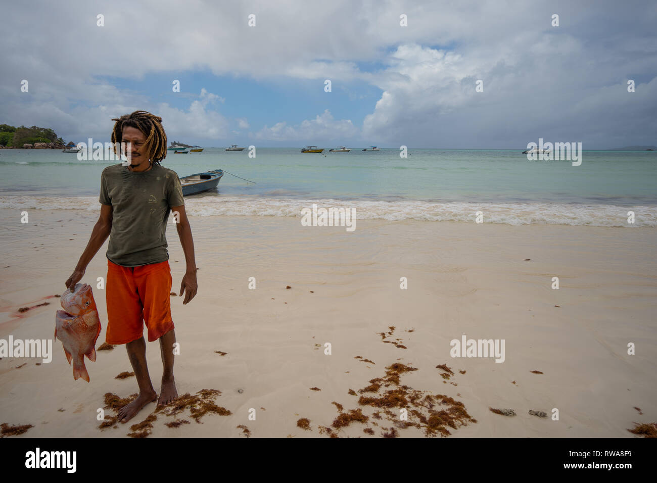 La pêche sur la plage de l'île tropicale. Photographié aux Seychelles Banque D'Images