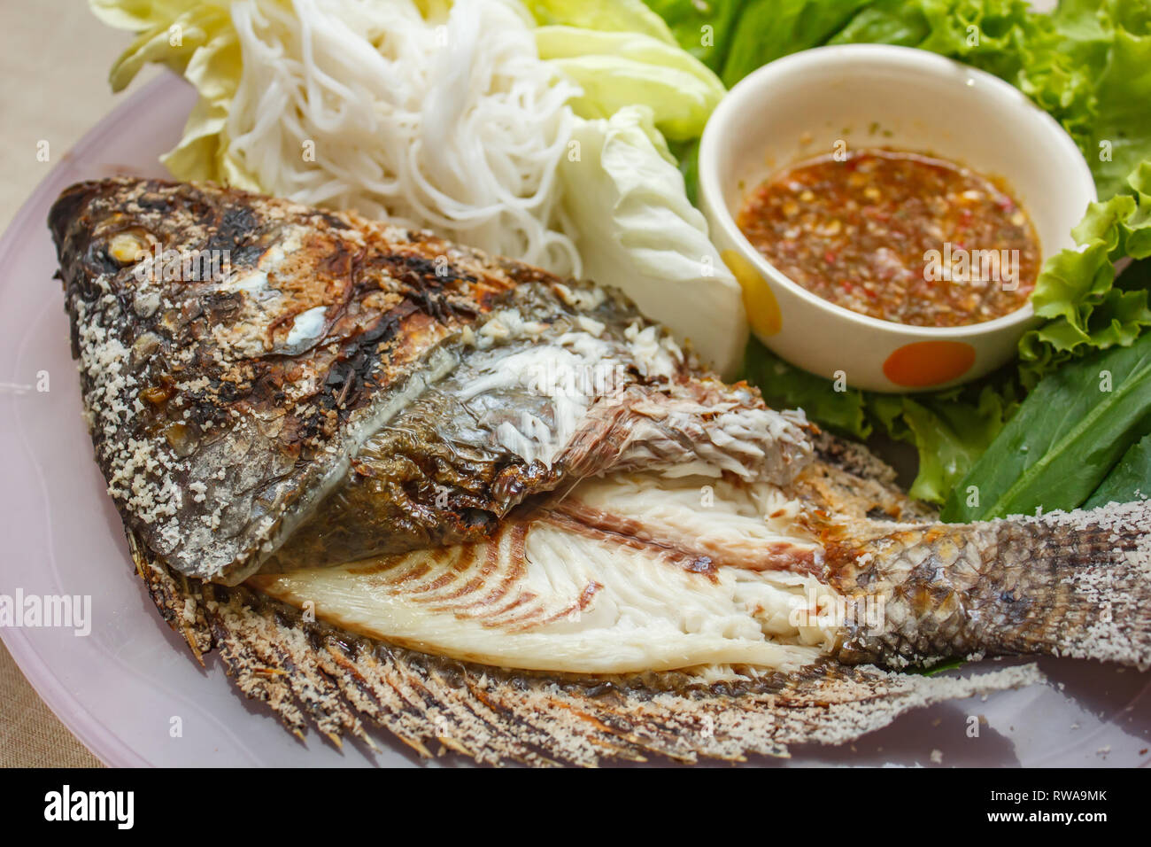 Rosbif et légumes mélange poissons grillés sur la plaque, la nourriture thaïe. Banque D'Images