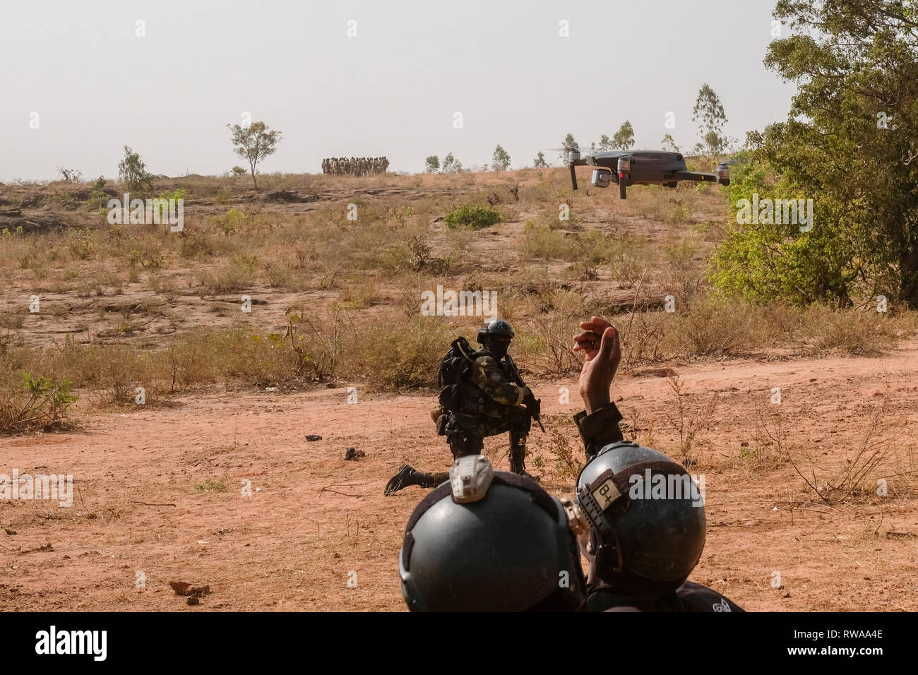 Les membres de l'élite du Cameroun Bataillon d'intervention rapide (BIR) récupérer un bourdon qui se préparent à effectuer un exercice de contre-terrorisme près de Bobo-Diou raid Banque D'Images