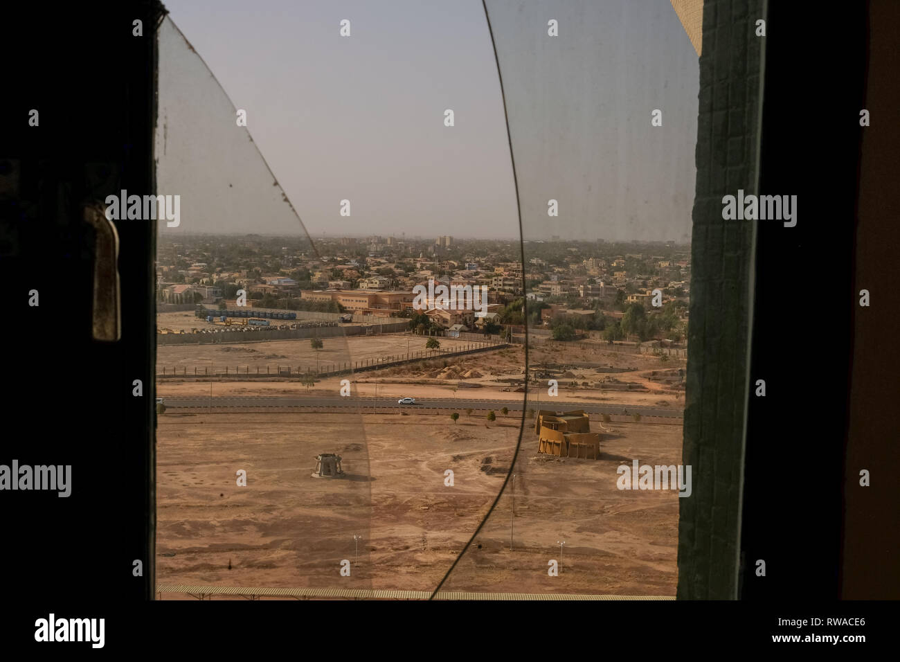 Une vue sur la skyline de Ouagadougou, capitale du Burkina Faso, à travers une fenêtre cassée dans le Monument des Héros Nationaux Banque D'Images