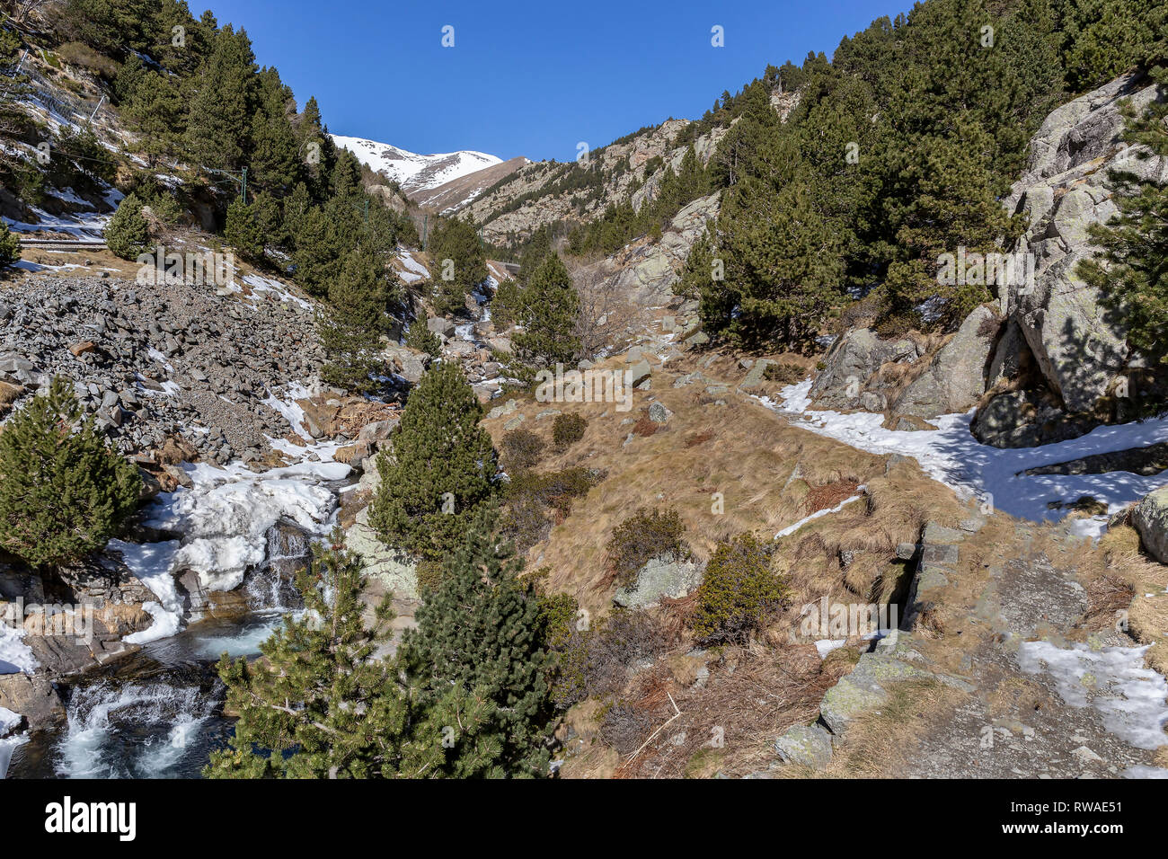 Montée vers la vallée de Nuria en hiver, Catalogne, Espagne Banque D'Images