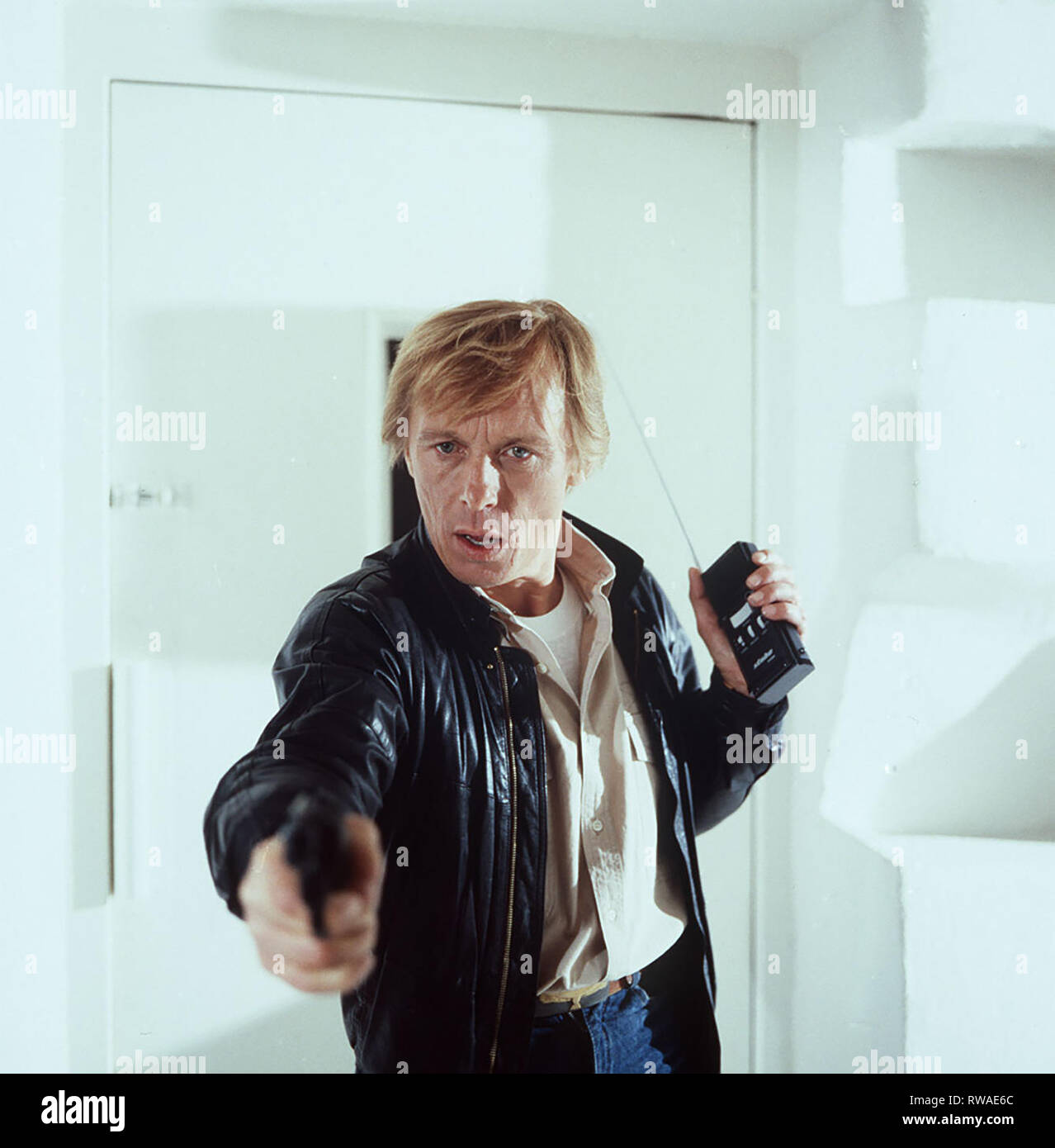 Folge : Über den Tod hinaus / Matula (CLAUS THEO GÄRTNER) hört verdächtige Geräusche in der Wohnung von Karl Schäfer. 10DFAZDFEIN / ,2 / Überschrift : EIN FALL FÜR ZWEI / BRD 1987 Banque D'Images