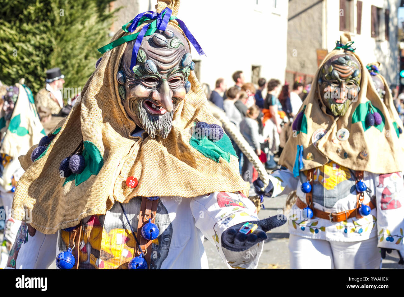 Bunter Festumzug zur schwäbisch-alemannischen Fasnet dans Schwaben l Holzmasken Kostümen und mit Banque D'Images