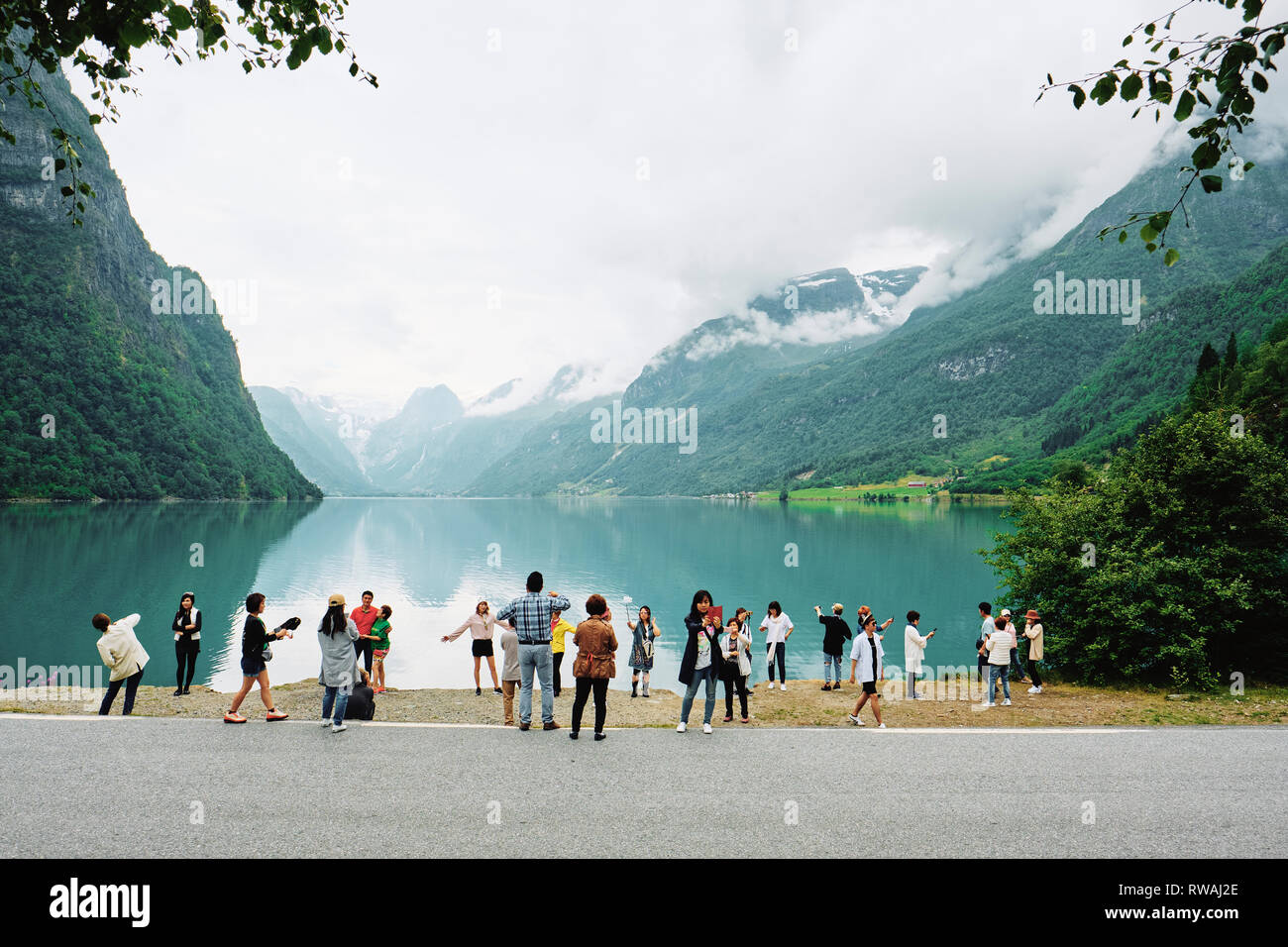 Les touristes de prendre des photos et profiter du paysage de Montagne et fjord norvégien à Oldevatnet dans Stryn Norvège. Banque D'Images