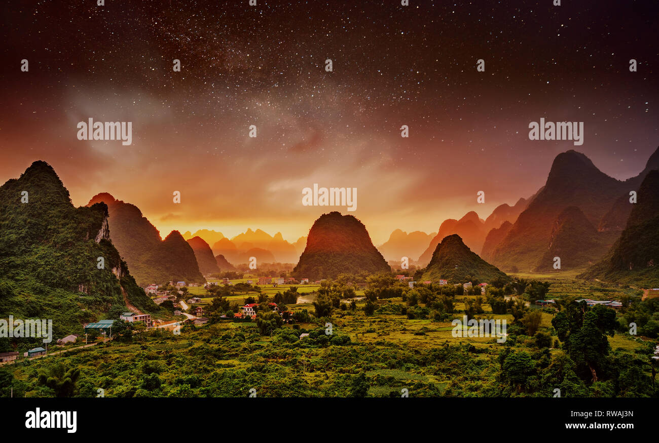 Belle étape de terrasse de riz de paddle-champ dans le coucher du soleil et l'aube à Trung Khanh, Cao Bang, Vietnam, près de Mu Cang Chai et Sapa Banque D'Images