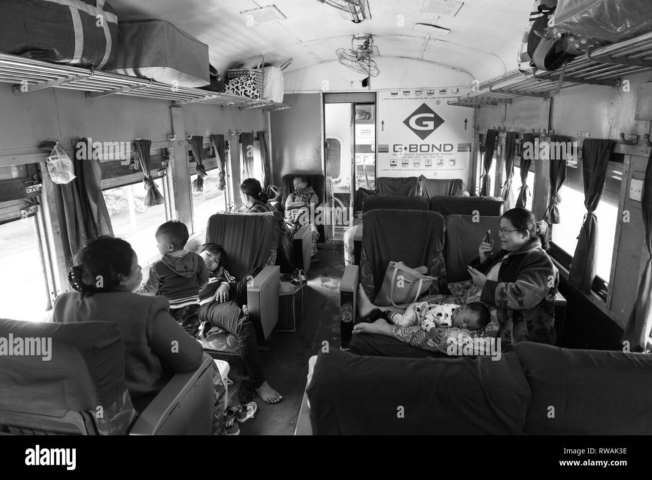 KALAW, MYANMAR - 23 novembre, 2018 : image en noir et blanc à l'intérieur des trains traditionnels birmans avec la population locale à Kalaw, Myanmar Banque D'Images