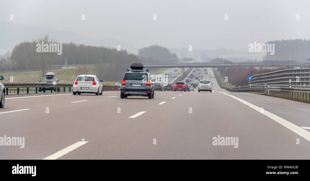 Paysage d'hiver à l'autoroute misty moment dans le sud de l'Allemagne Banque D'Images