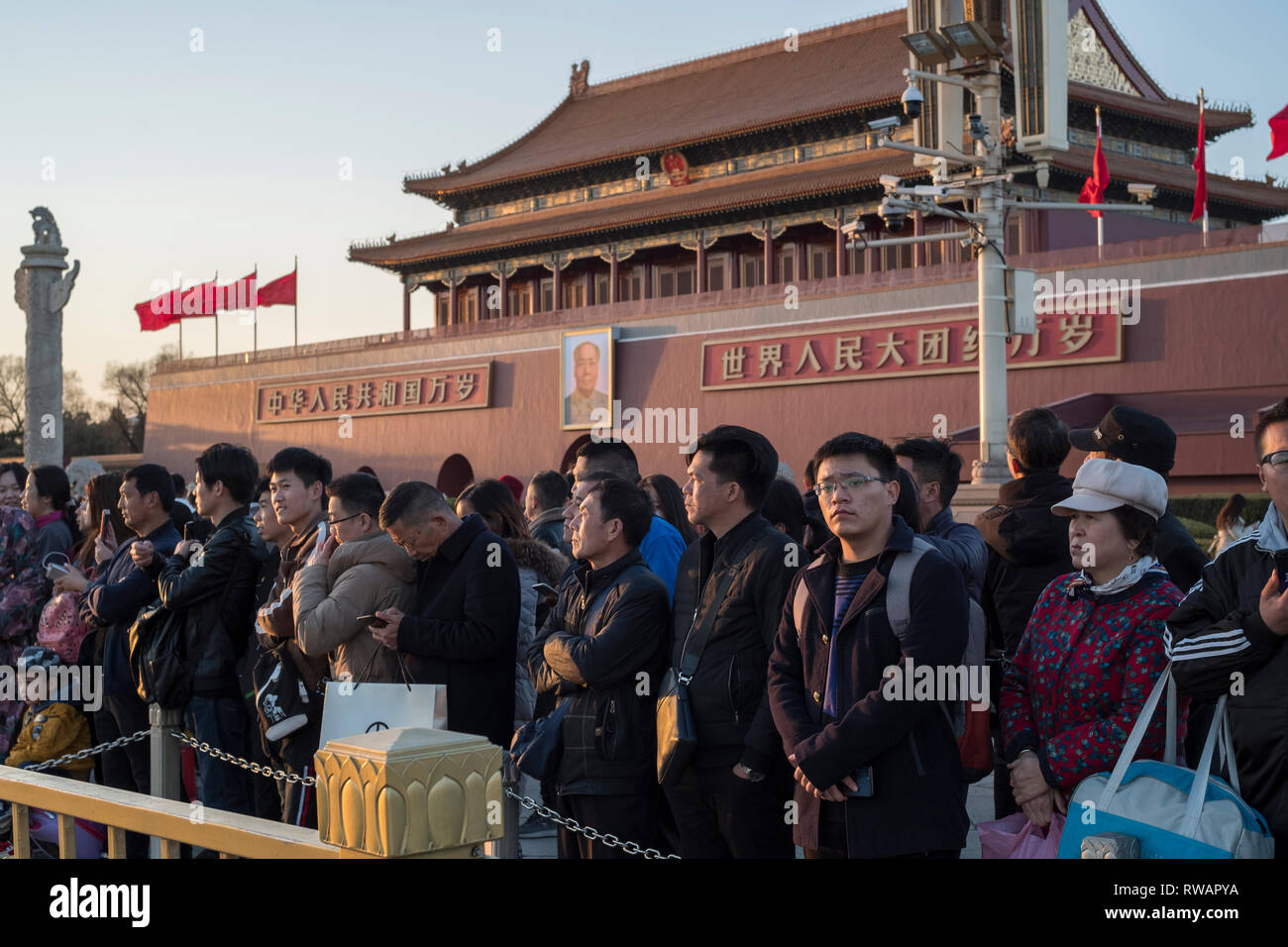 Les gens se rassemblent pour regarder un drapeau-abaissement de cérémonie devant la porte Tiananmen à Beijing, Chine. 05-Mar-2019 Banque D'Images