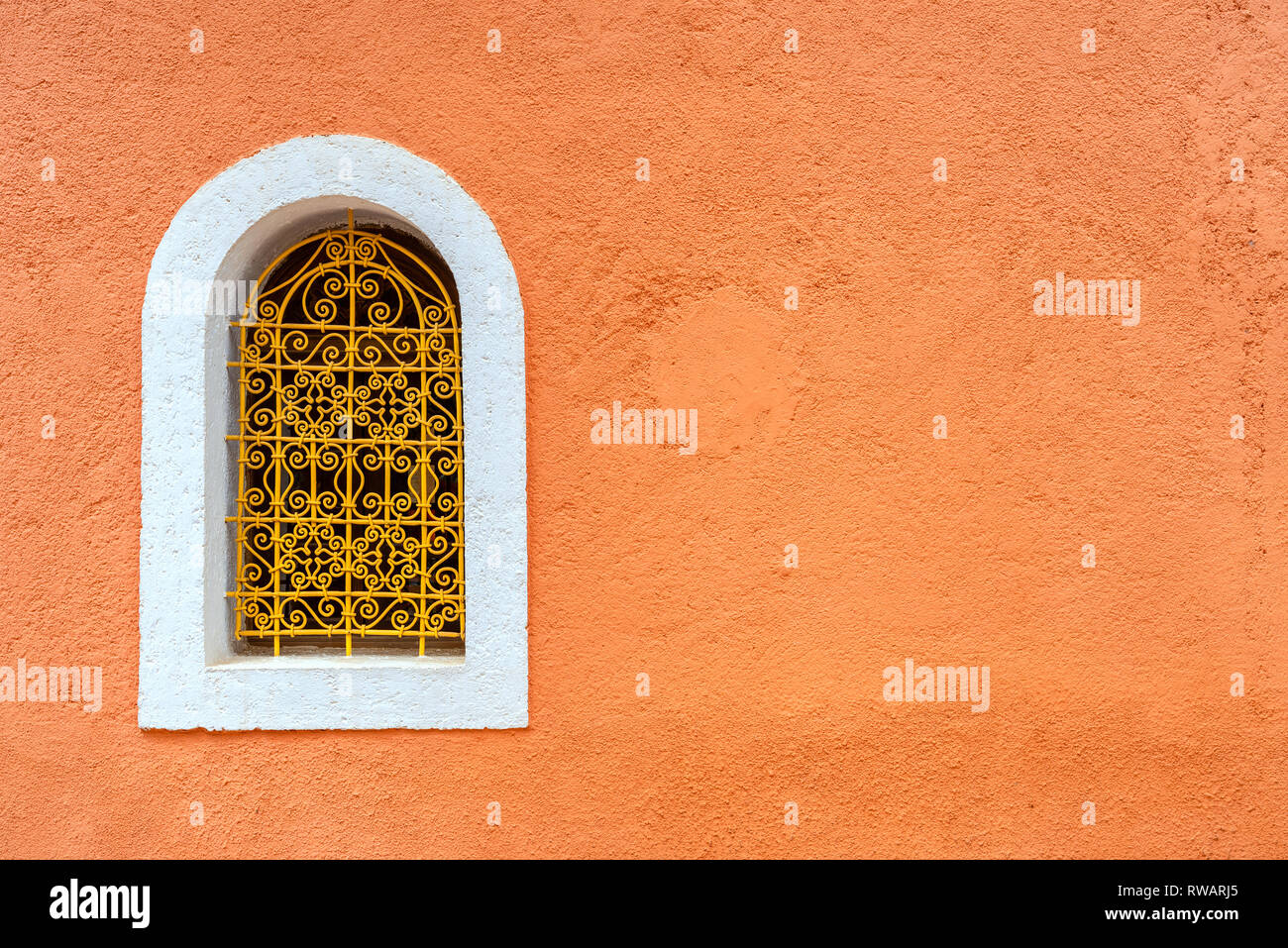 Fenêtre avec grille métallique élégant de couleur sur mur. Marrakech, Maroc, Afrique du Nord Banque D'Images
