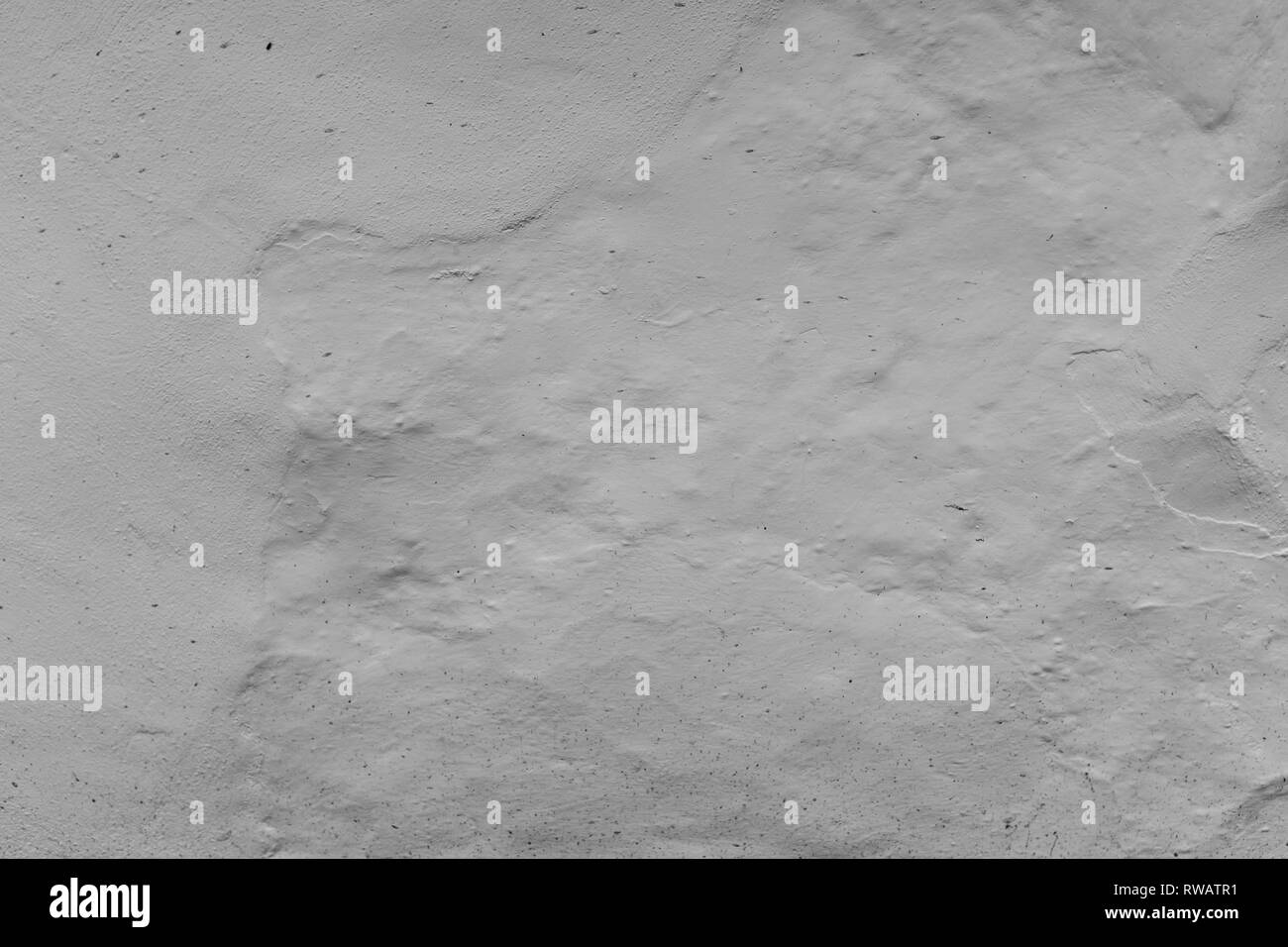 Un portrait photo d'un mur extérieur peint texturé blanc, surface avec stuc daub, idéal pour les images d'arrière-plan Banque D'Images