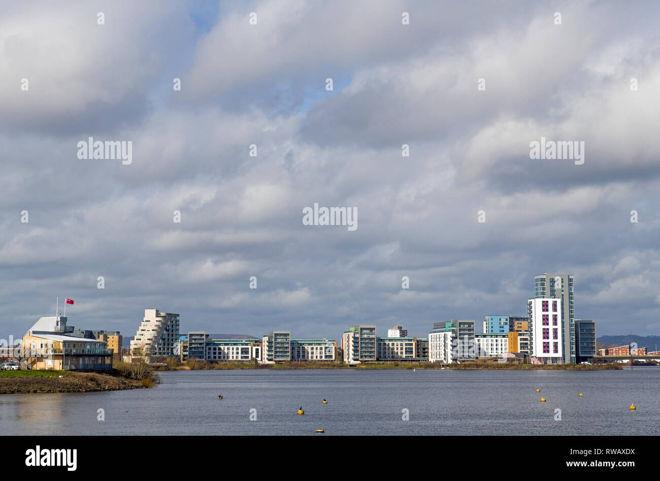 À la recherche sur la baie de Cardiff pour de nouveaux appartements et des logements - Baie de Cardiff a fait l'objet d'une régénération urbaine et il continue. Banque D'Images