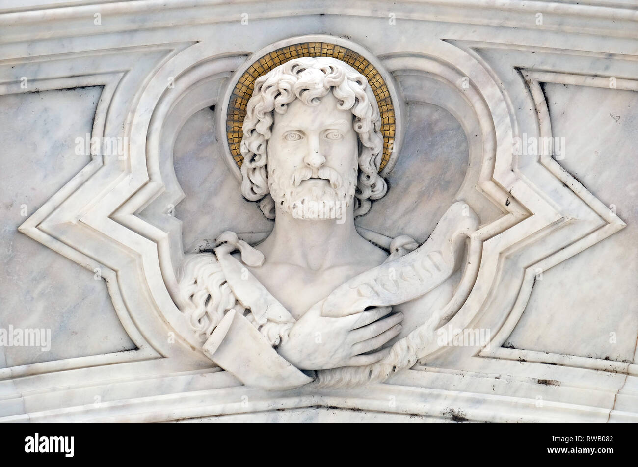 Saint Jean le Baptiste, de secours sur la façade de la Basilique de Santa Croce (Basilique de la Sainte Croix) - La célèbre église franciscaine à Florence, Italie Banque D'Images