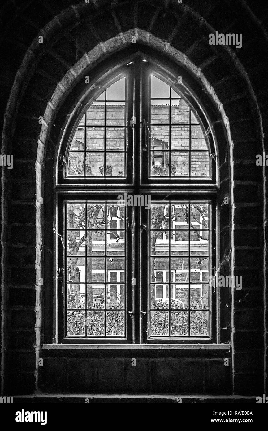 Grâce à l'une fenêtre en arc à l'église de Sainte Marie dans la vieille ville de Helsingor au Danemark. Banque D'Images