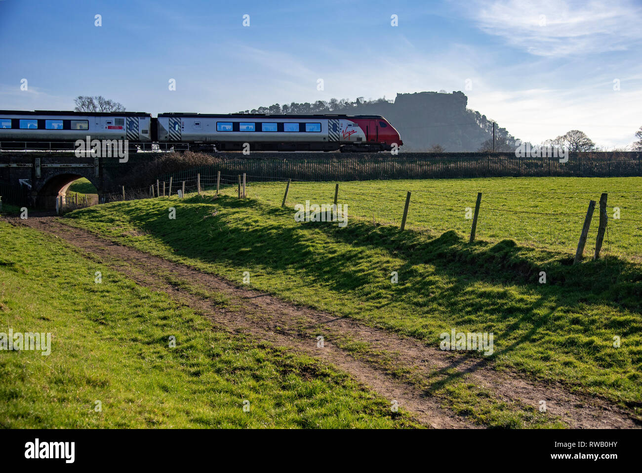 Virgin train Voyager Beeston Castle dans la lueur dorée du soir. Banque D'Images