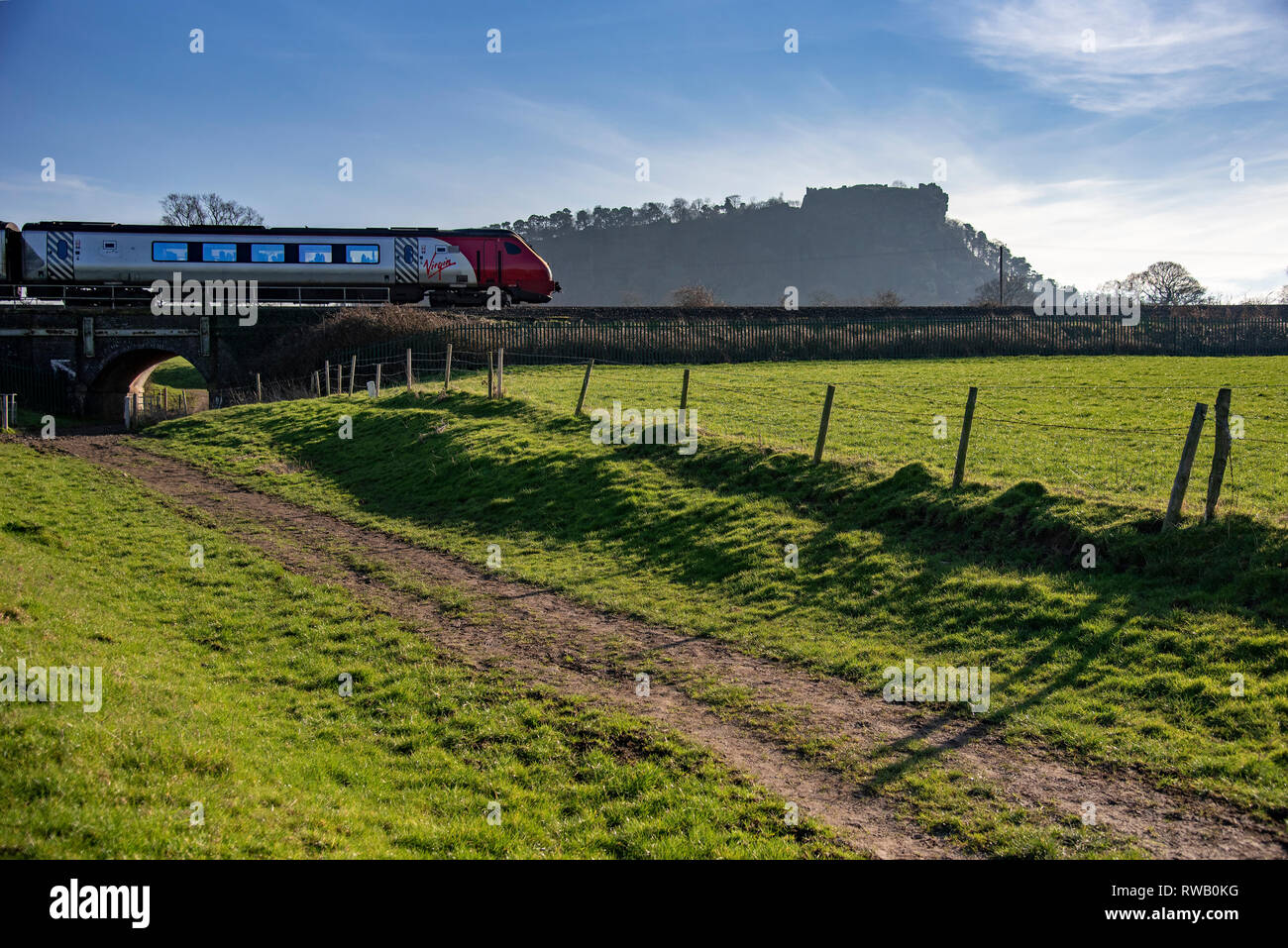 Virgin train Voyager Beeston Castle dans la lueur dorée du soir. Banque D'Images