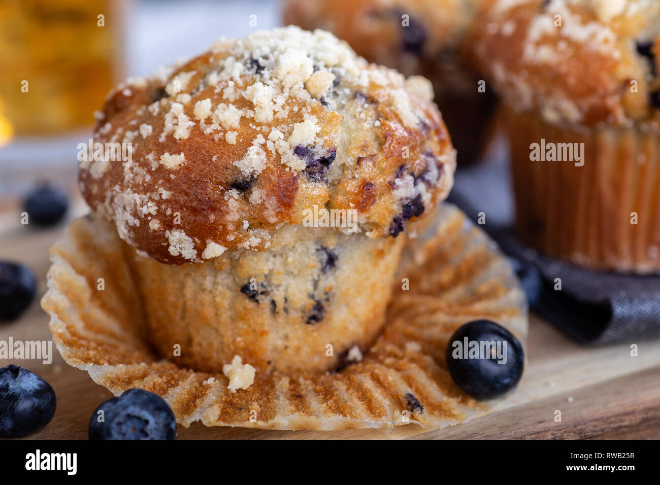 Libre d'une tarte aux fruits et muffins avec en arrière-plan Banque D'Images