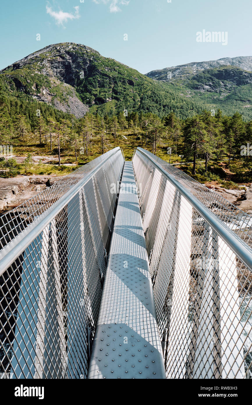 L'architecte conçu steel pont au-dessus de la chute d'Likholefossen dans Gaularfjellet Scenic Route Nationale en Norvège Banque D'Images