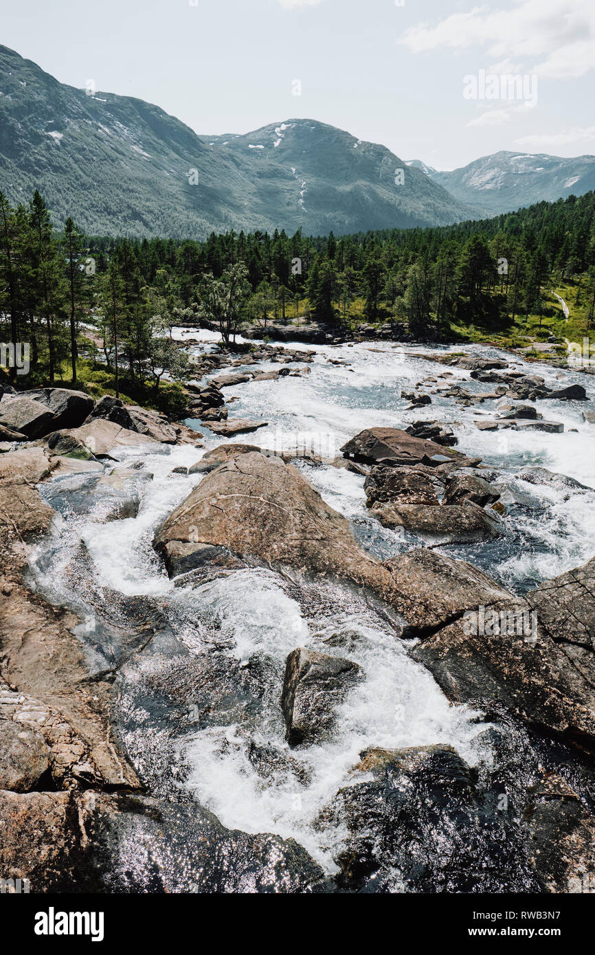 La chute d'Likholefossen dans Gaularfjellet Scenic Route Nationale en Norvège. Banque D'Images