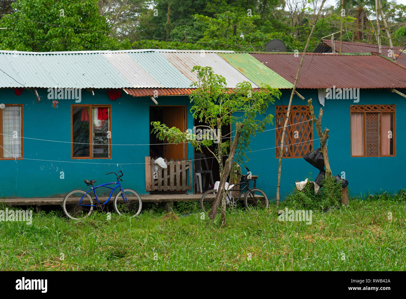 Maison typique dans le village de Tortuguero National Park, Costa Rica, Amérique Centrale Banque D'Images