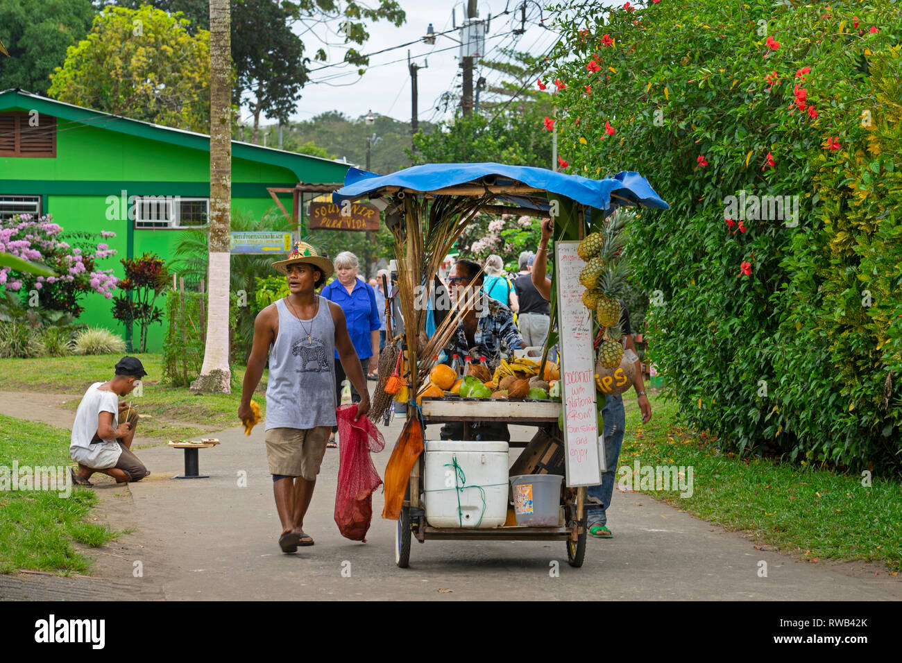 Vendeur de fruits au village de Tortuguero National Park, Costa Rica, Amérique Centrale Banque D'Images