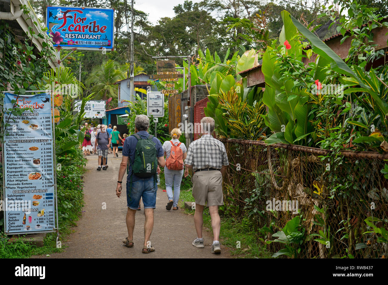 Les touristes dans le village de Tortuguero National Park, Costa Rica, Amérique Centrale Banque D'Images