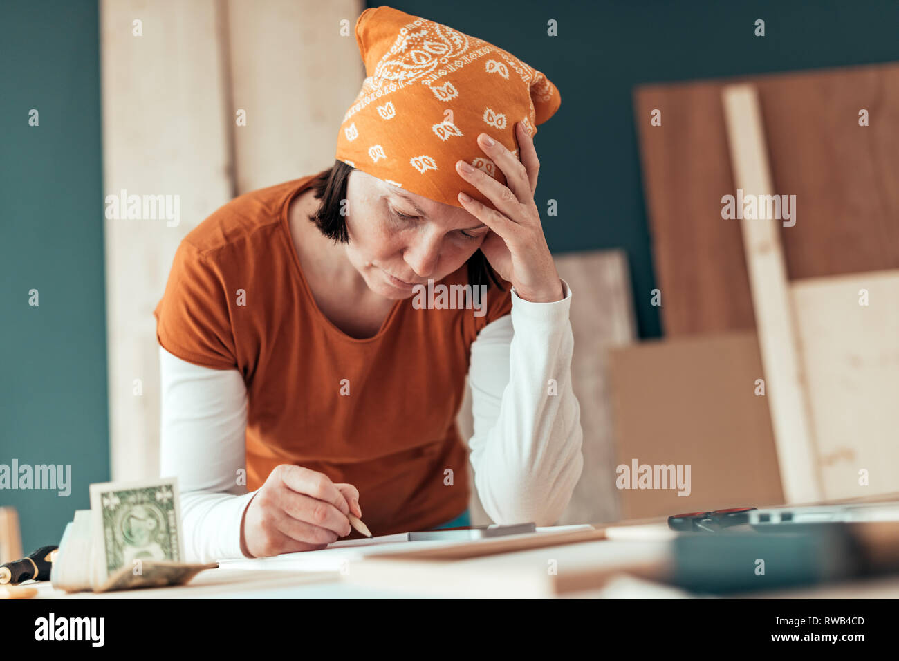 Female carpenter avec des problèmes financiers dans l'atelier de menuiserie menuiserie Banque D'Images