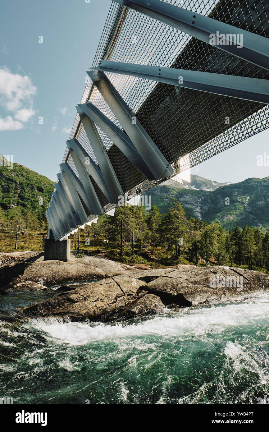L'architecte conçu steel pont au-dessus de la chute d'Likholefossen sur la Gaula river dans la région de Scenic Route Nationale Gaularfjellet en Norvège Banque D'Images
