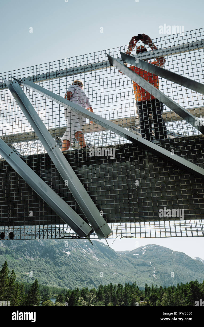 L'architecte conçu steel pont au-dessus de la chute d'Likholefossen dans Gaularfjellet Scenic Route Nationale en Norvège Banque D'Images